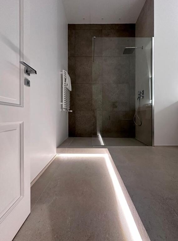 Walk-in shower in a private bathroom at Ottanta5 Private Rooms